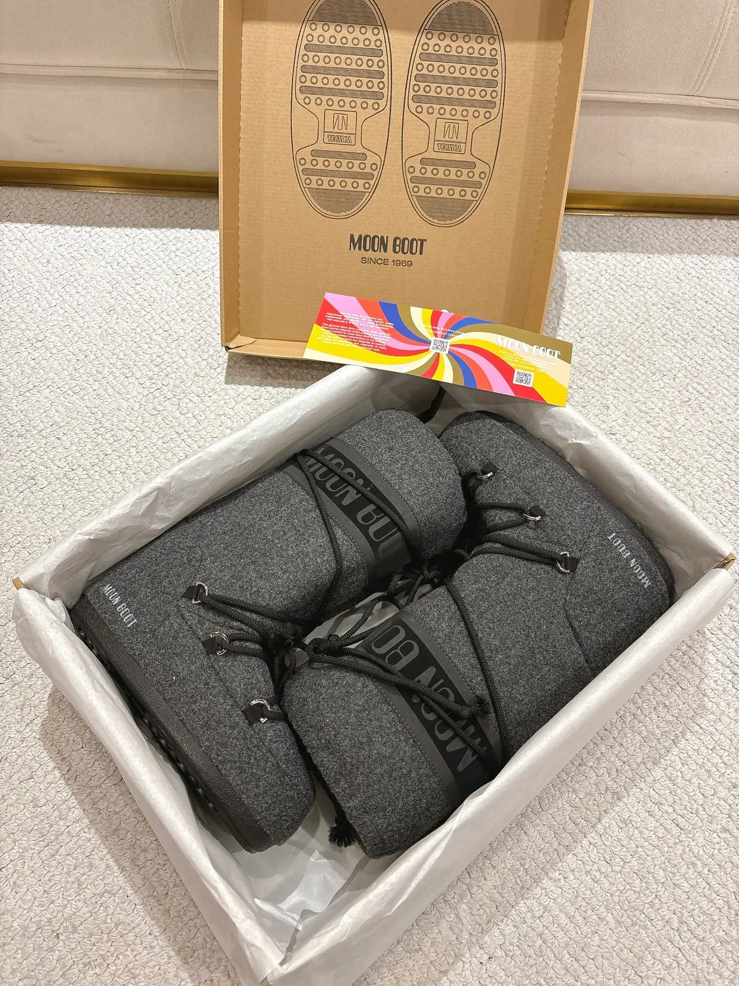 p660 [Exclusive top quality | New upgrade] Moon Boot 2025 autumn and winter hot snow boots are here! Don’t just focus on UGG anymore, fashionistas have already changed to these "ugly moon boots" ✨ 🔥Forget UGG! The Moon Boot that was once popular throughout the millennium is back! At that time, Paris Hilton, Victoria Beckham and other top icons were wearing it. Now with the strong return of the Y2K trend, the same QQ show outfit is a must-have for young people!  👢Hidden within 4cm, the legs are slimmer. 💫Looks fluffy, but actually looks slimmer. ❄️Full marks for thermal insulation, no longer cold in winter. 🌟Same style for men and women, regardless of left or right, easy to match. Don’t look at it’s cute appearance, but it instantly transforms into a trend focus! If you want both warmth and style, this is a must-have! ❶Material: original customized nylon cloth ❷Lining: original 100% silk cotton liner ❸Feet: original 100% silk cotton liner ❹Outsole: original molded two-color non-slip outsole ❺Sole thickness: 4cm (including inner height increase) ❻Code number: 35/38; 39/41 ❼Packaging: original full set of packaging ☀Color: official website updated simultaneously